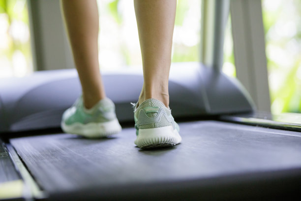 在跑步机上跑步素材图片