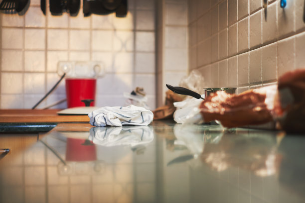 不整洁的家庭细节，厨房凌乱的台面图片下载