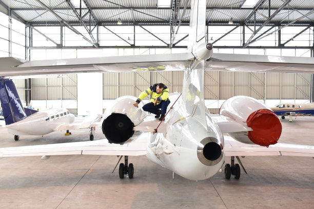 机场工作人员在机库中检查飞机的安全图片下载