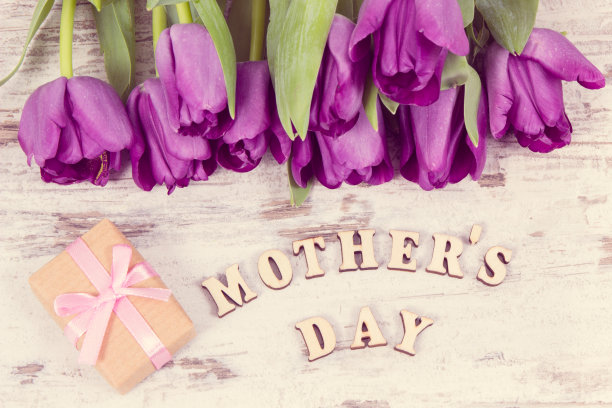 复古照片，紫色郁金香和母亲节礼物的董事会图片下载