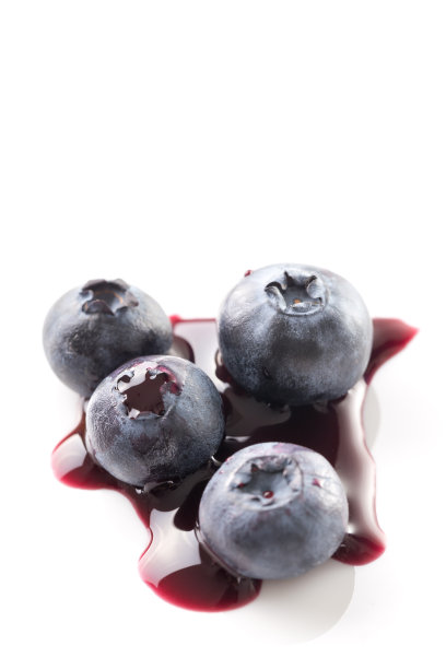 白色背景上的蓝莓和蓝莓汁素材图片