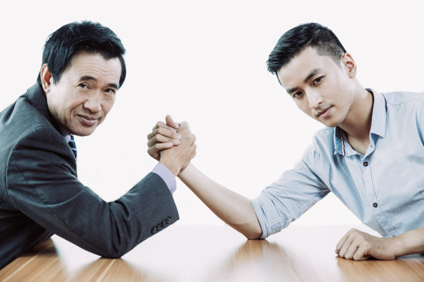 资深和年轻商人扳手腕图片下载