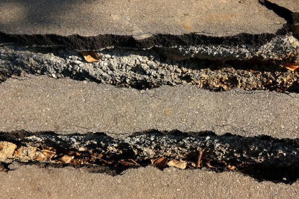 道路裂缝图片下载