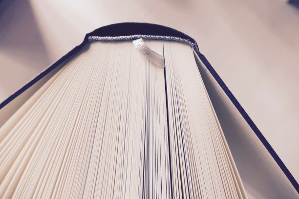 靠近书脊和书页图片下载