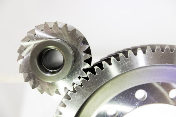 两个齿轮啮合在一起。图片下载