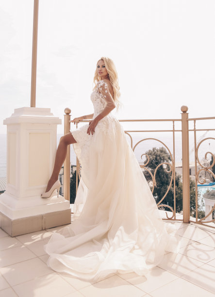 时尚照片华丽的女人与金发在豪华的婚纱图片下载