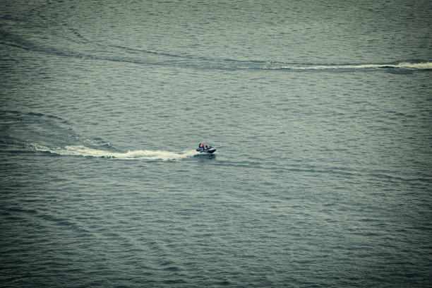 水上自行车运动，活动，男人，自行车，休闲，瓶子，夏天，健康，娱乐，速度，海洋图片下载