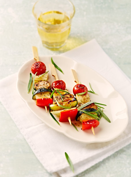 蔬菜烧烤和火鸡烤肉串。蔬菜火鸡烤肉串。图片下载