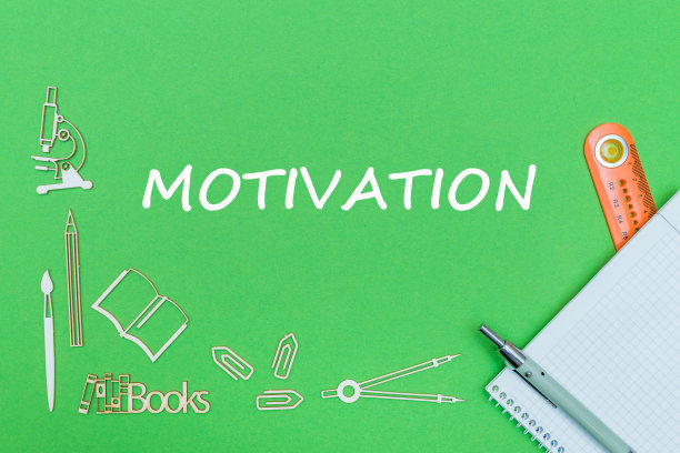 课文动机，学校用品木制微缩，笔记本用尺子，绿色背板上的笔图片下载