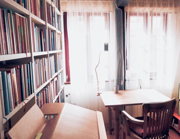 图书馆里的书桌图片下载
