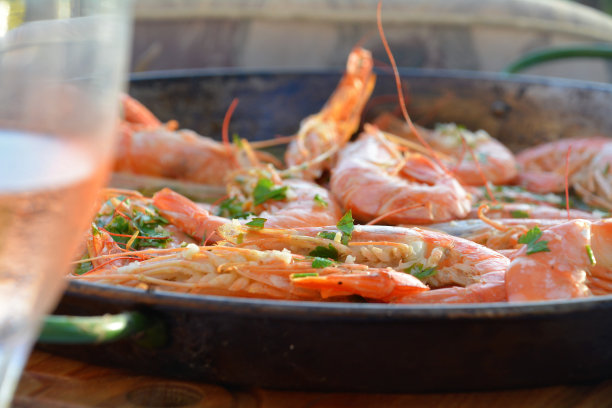 烤大虾和玫瑰酒图片下载