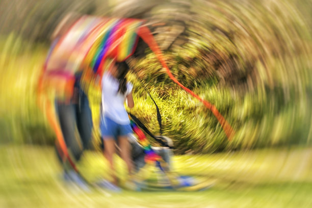 抽象的儿童在外面玩风筝图片下载