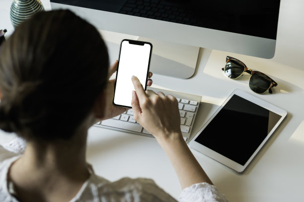 使用智能手机的女孩图片下载