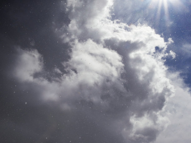 四月阳光下的冰雹图片下载