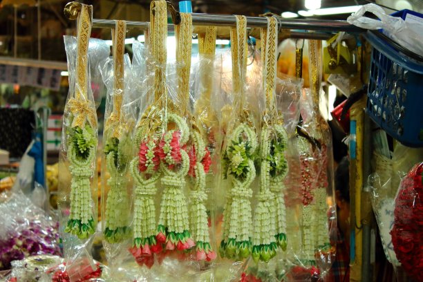 泰国传统花卉宗教供品在街头市场出售图片下载