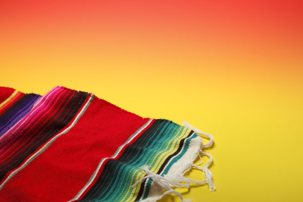 彩色背景上的传统墨西哥风格毯子图片下载