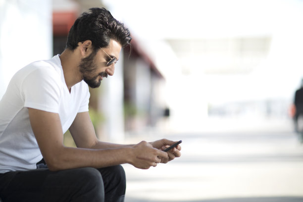 使用智能手机的中东男人图片下载