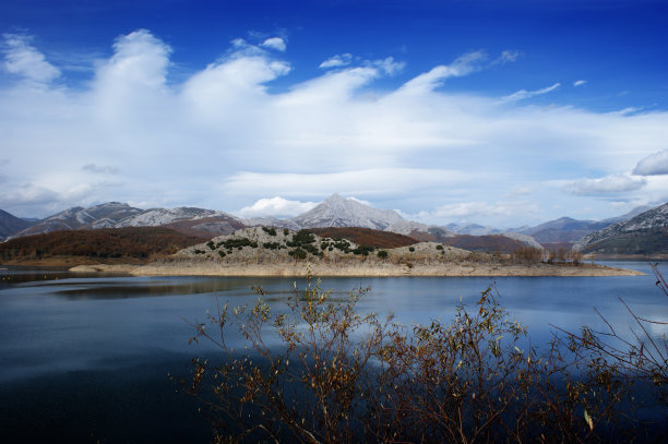 奇怪的云笼罩着波纳尔的沼泽，莱昂图片下载