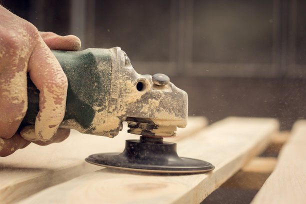 木匠正在用磨床磨木头图片下载