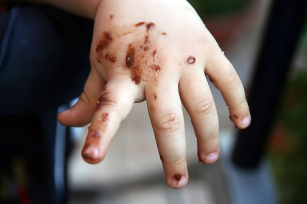 孩子们一边手拿巧克力饼干一边吃。图片下载