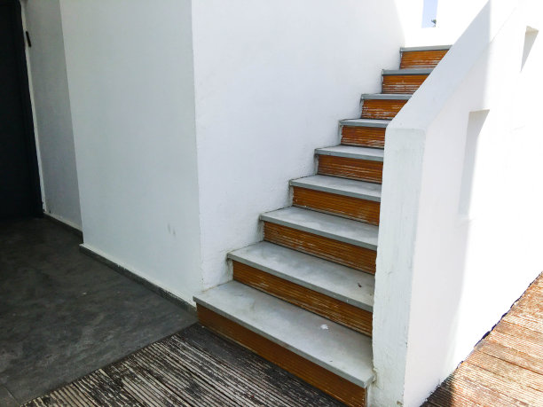 以色列传统的带有楼梯的白色建筑图片下载