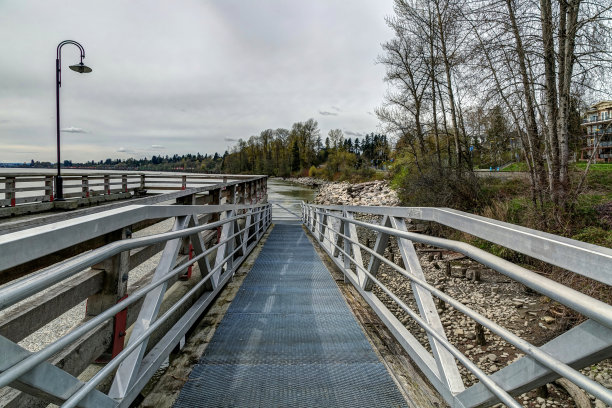 铝合金桥到河图片下载