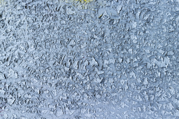 金属表面上龟裂的青色油漆。图片下载