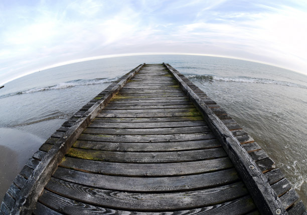 沙滩上的老木板路，用鱼眼镜头拍摄的照片图片下载