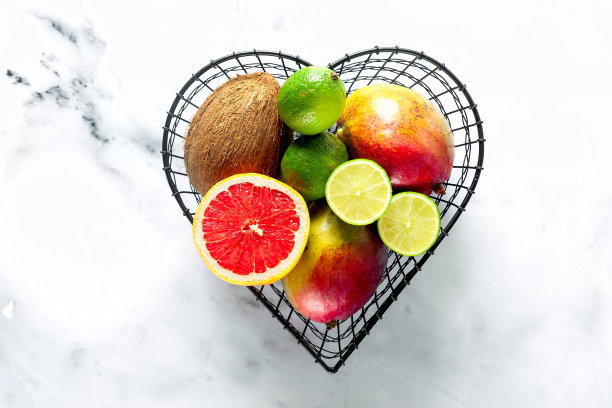 奇异的水果放在一个心形的篮子里。从照片图片下载