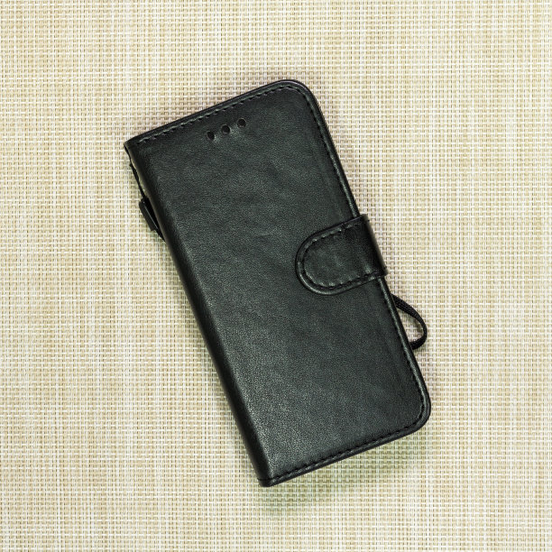 黑色皮革手机壳上编织的背景。时尚手机壳。图片下载