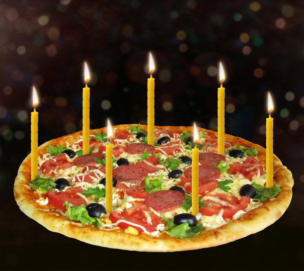带蜡烛的节日披萨图片下载