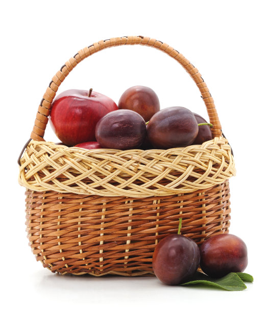 蓝李子和苹果在篮子里。图片下载