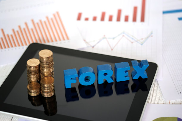 FOREX文本和硬币堆叠与平板电脑和财务图表上的纸，业务规划远景和财务分析的概念。图片下载