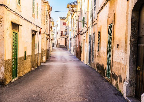 西班牙马略卡岛上古老的地中海小镇阿尔塔的街道图片下载