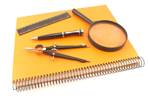 笔记本与绘图罗盘，尺和放大镜隔离在白色图片下载