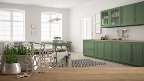 木制的桌子，桌子或架子与盆栽草植物，屋钥匙和3D字母使家的单词甜蜜的家，在斯堪的纳维亚厨房，建筑室内设计，复制空间背景图片下载