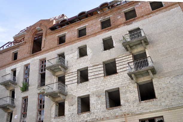 重建建筑，带有外部阳台，建筑上部结构。图片下载
