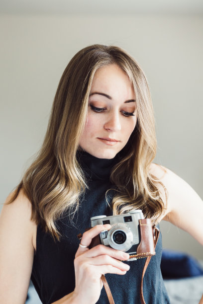 拿着老式相机的年轻女子图片下载