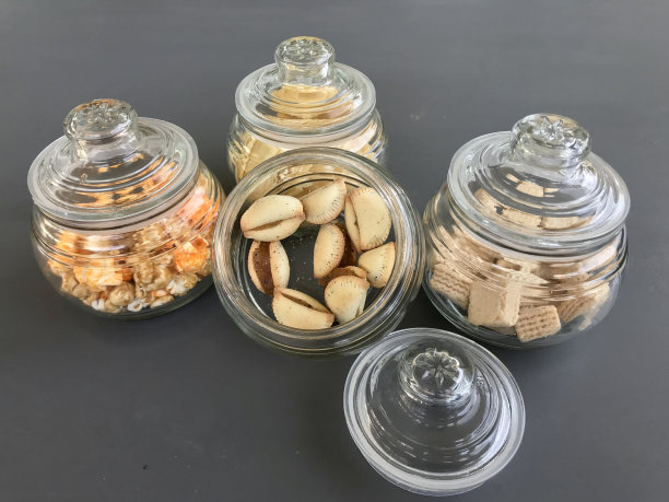 饼干和零食在玻璃罐里图片下载