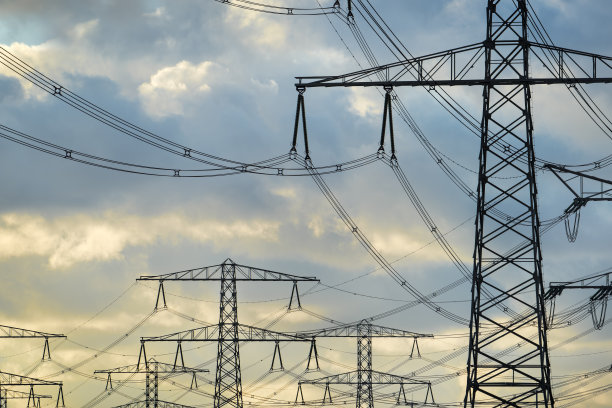 日落时分的高压电塔。图片下载