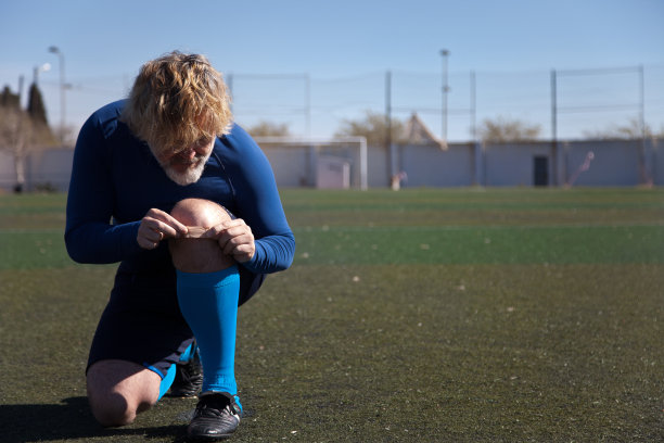 足球运动员在膝盖上贴了一个创可贴图片下载