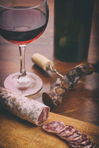 法国香肠片配红酒和开瓶器图片下载