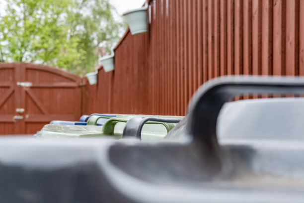 摘要，浅聚焦图像的三个家庭垃圾桶显示绿色的处理在焦点图片下载