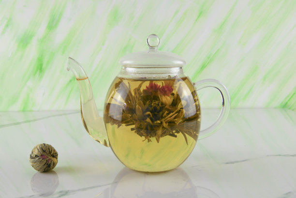 玻璃茶壶中的花茶图片下载
