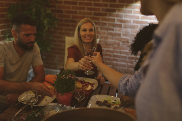 快乐朋友共进晚餐图片下载