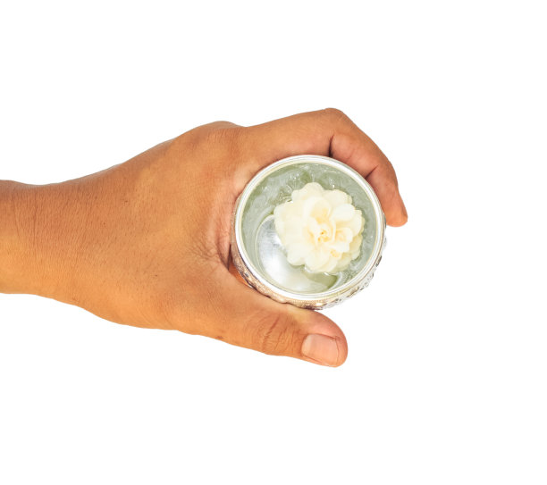 一个男人手里拿着一碗泰国风格的茉莉花香味水，用来供奉佛像、和尚和长者的手。图片下载