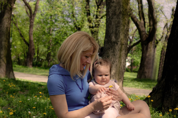 女婴和母亲在户外。图片下载
