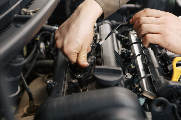 在车上，更换蜡烛，这辆车的司机进行修理图片下载