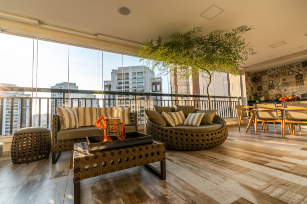 日落时分的现代公寓内部素材图片