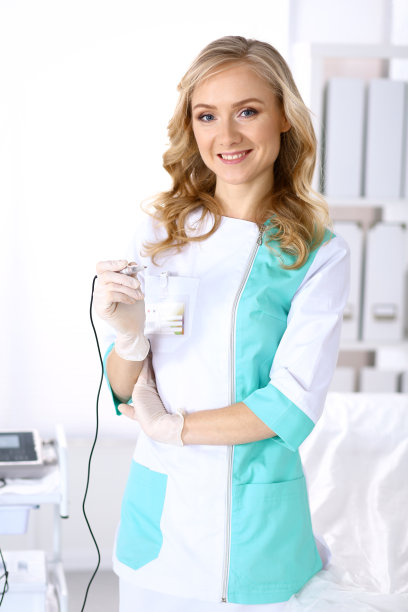 职业女性美容师笔直站在美容院的肖像。化妆师准备做眉毛永久纹身在任何女人的脸上素材图片